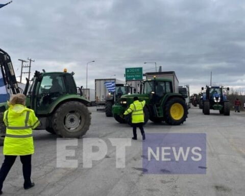 Έβρος οι αγρότες έκλεισαν συμβολικά το τελωνείο Κήπων με τα τρακτέρ