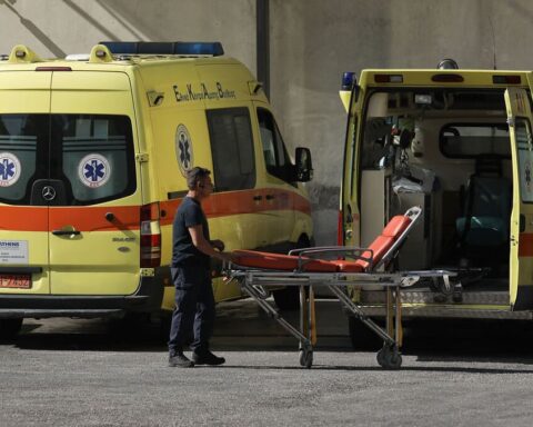 Εργαζόμενος του Δήμου Αλεξανδρούπολης έπαθε εγκεφαλικό σε χώρο του νοσοκομείου και περίμενε ασθενοφόρο