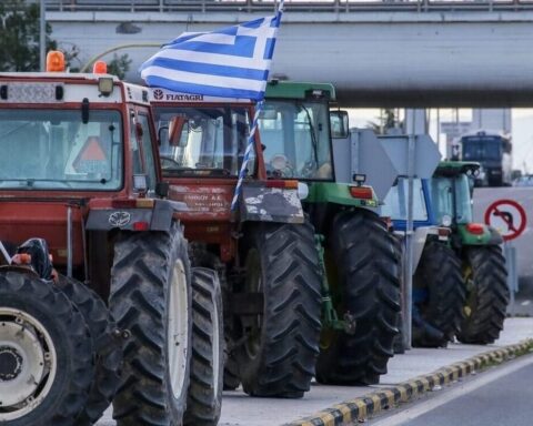 Έβρος παραμένουν στα μπλόκα οι αγρότες
