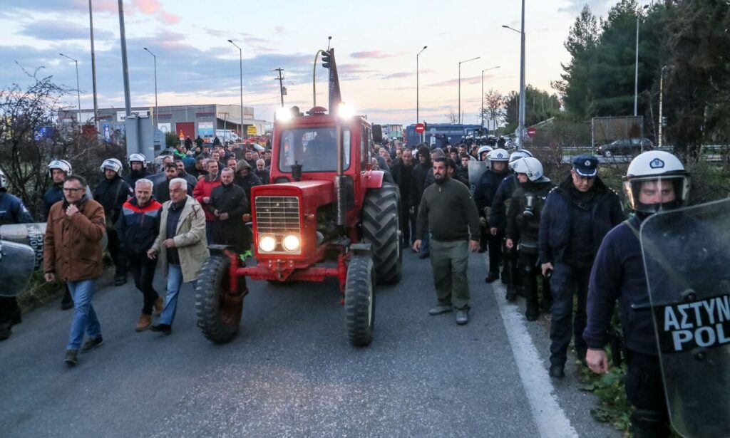 Kλιμακώνουν τις κινητοποιήσεις τους οι αγρότες