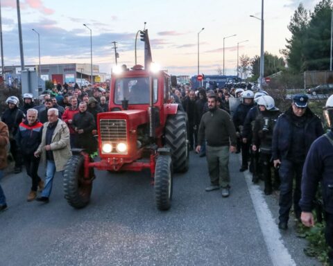 Kλιμακώνουν τις κινητοποιήσεις τους οι αγρότες