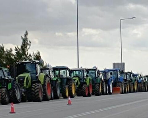 Με τα τρακτέρ οι αγρότες υποδέχονται τον Υπουργό Αγροτικής Ανάπτυξης στην Αλεξανδρούπολη