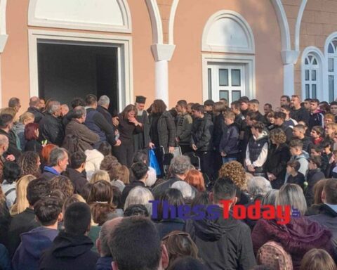 Σπαραγμός στην κηδεία του 15χρονου Γιάννη στην Αλεξανδρούπολη