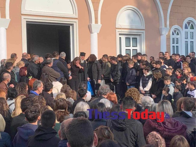 Σπαραγμός στην κηδεία του 15χρονου Γιάννη στην Αλεξανδρούπολη