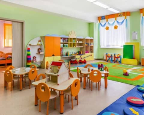 Αλεξανδρούπολη παιδαγωγός έκλεινε τα παιδιά σε αποθήκη και τα έδενε σε καρέκλα