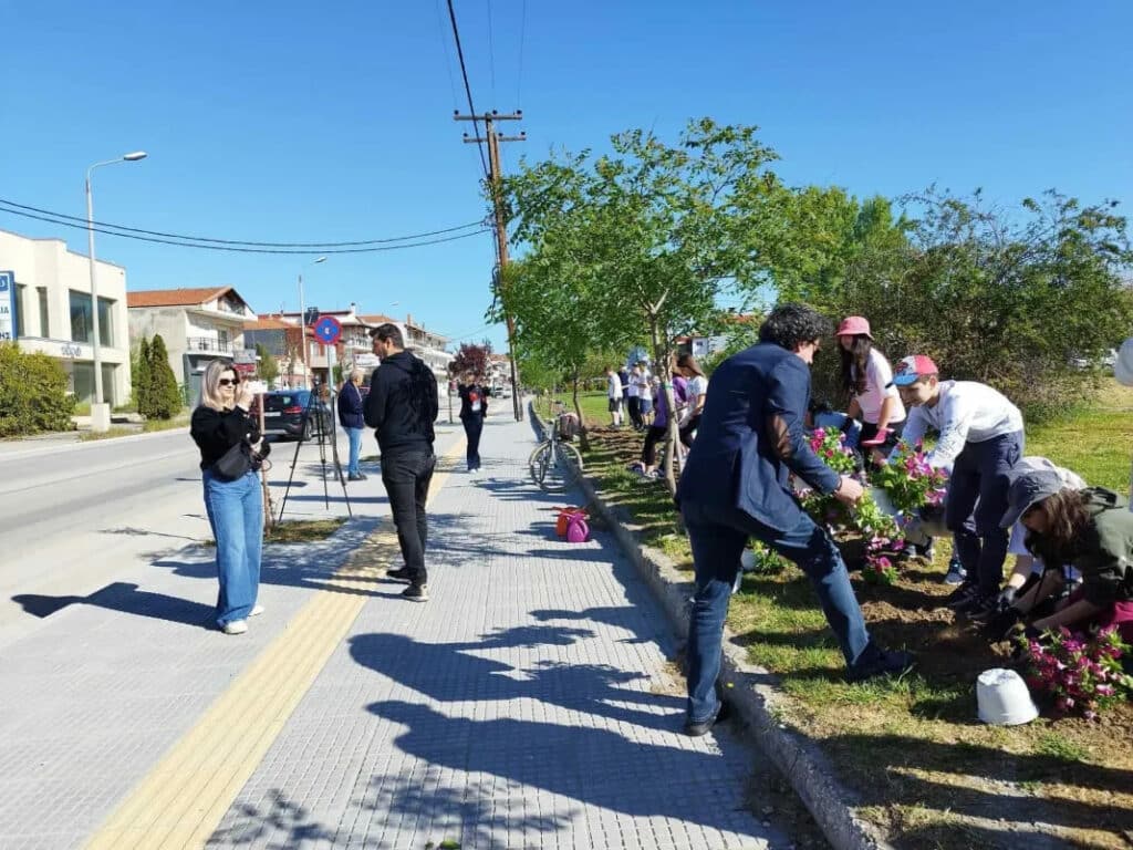 Μαθητές Μαθήτριες φύτευσαν λουλούδια στο Πολιτιστικό Πολύκεντρο Ορεστιάδας