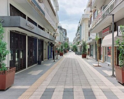 Αλεξανδρούπολη καταστηματάρχες υιοθετούν γλάστρες και δέντρα