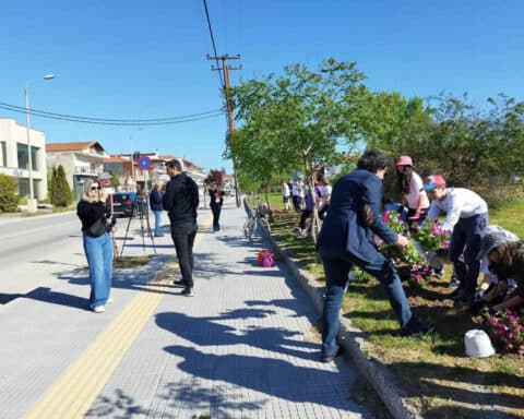 Μαθητές Μαθήτριες φύτευσαν λουλούδια στο Πολιτιστικό Πολύκεντρο Ορεστιάδας