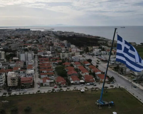 Αλεξανδρούπολη η μεγαλύτερη ελληνική σημαία