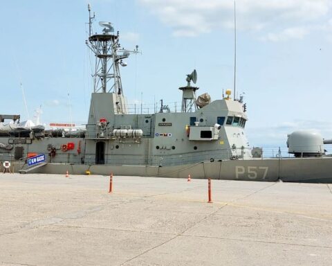Η κανιονοφόρος ΚΑΣΟΣ του Πολεμικού Ναυτικού στο λιμάνι της Αλεξανδρούπολης για τα Ελευθέρια