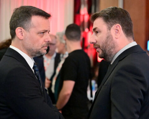Δημοσκόπηση ποιος προηγείται για την ηγεσία του ΠΑΣΟΚ