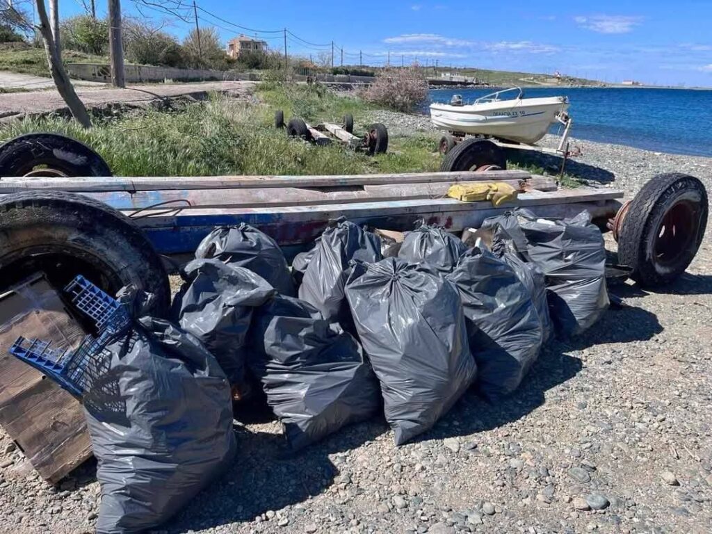 Σαμοθράκη καθάρισαν τις παραλίες από τα σκουπίδια