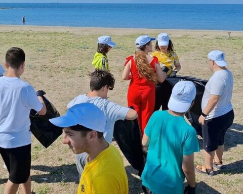 Τα παιδιά του Ειδικού Σχολείου Αλεξανδρούπολης καθάρισαν την παραλία