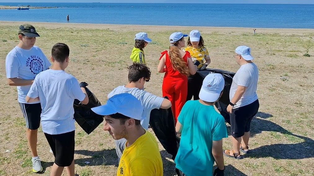 Τα παιδιά του Ειδικού Σχολείου Αλεξανδρούπολης καθάρισαν την παραλία